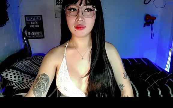 MidnightMoans_Nana from StripChat is Freechat