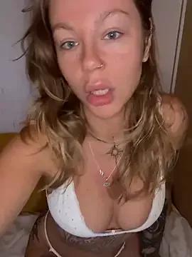 MiraLuna from StripChat is Freechat