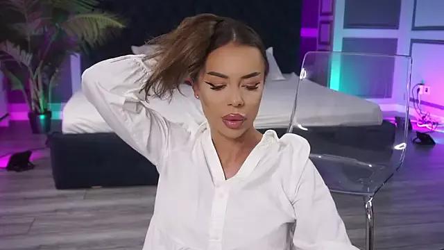 MissKiarra from StripChat is Freechat