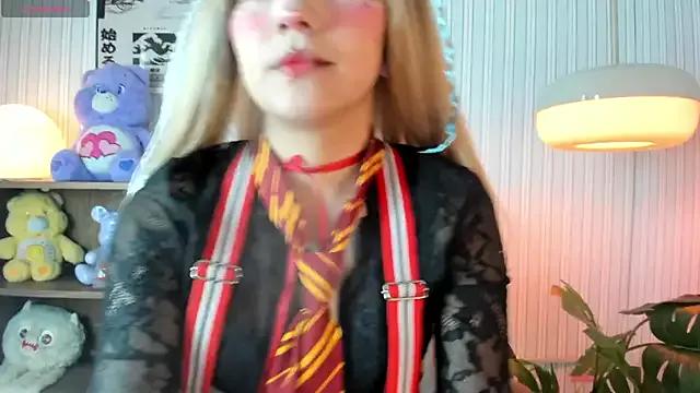 miw_kitty from StripChat is Freechat