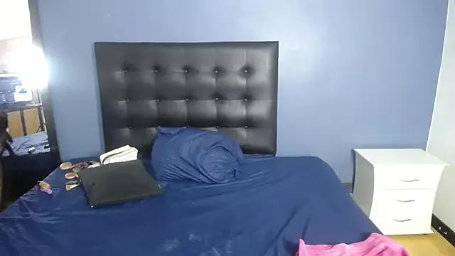 naughty_bigass_18 from StripChat is Freechat