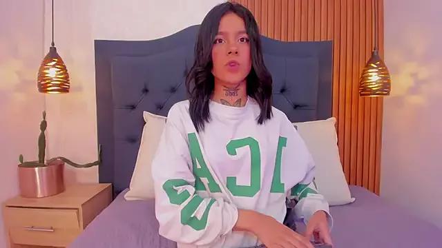 Nicol_reyez from StripChat is Freechat