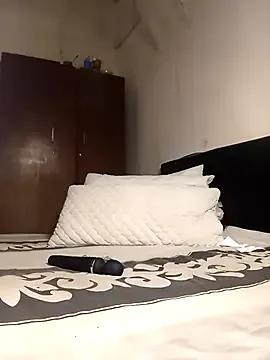 PetiteSquirtQueen from StripChat is Freechat