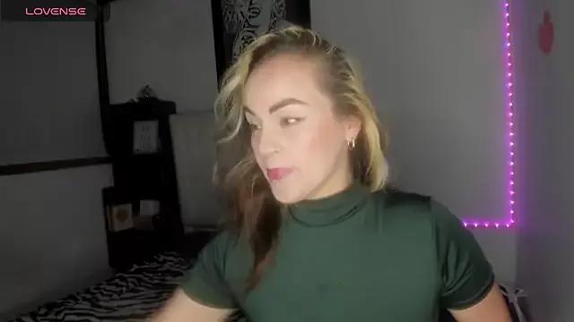 Roxanne_lorence from StripChat is Freechat