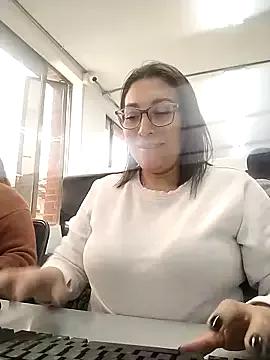 Sandra25caramelo from StripChat is Freechat