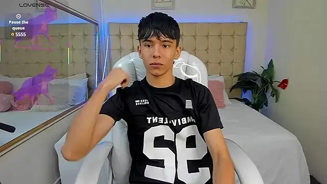 Sebastian_wolf_ from StripChat is Freechat