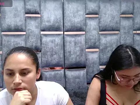 Sofi_y_Sarahx from StripChat is Freechat