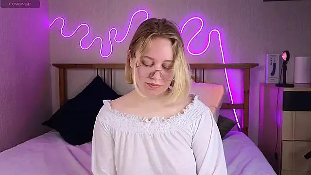 StarsOnTheSkies from StripChat is Freechat