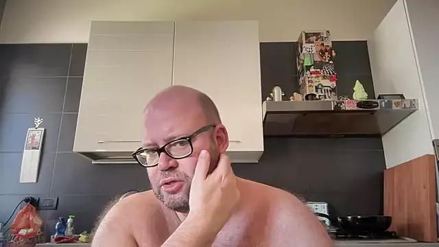 theitalianbear from StripChat is Freechat