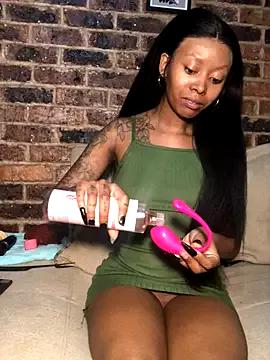 TyraaLee from StripChat is Freechat