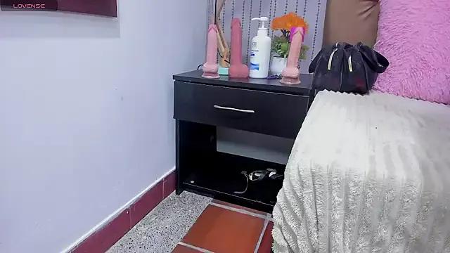 veneno_hot from StripChat