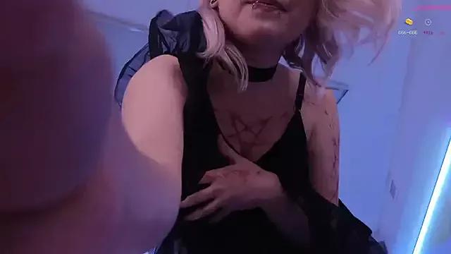 wellwetbat from StripChat is Freechat
