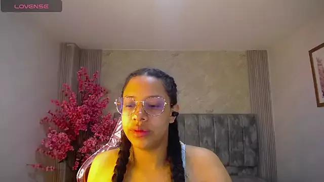 zhara_rose_s from StripChat is Freechat